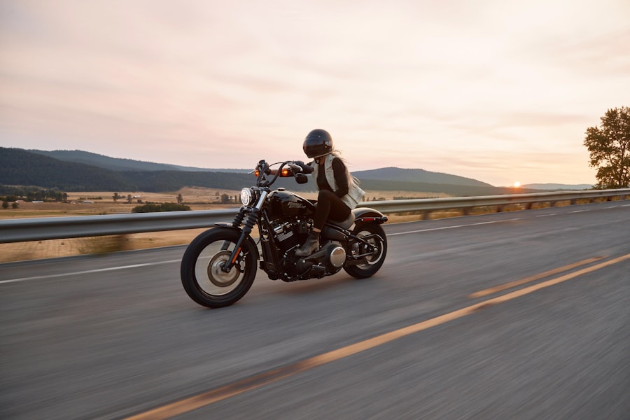 Motocicleta na estrada ao entardecer