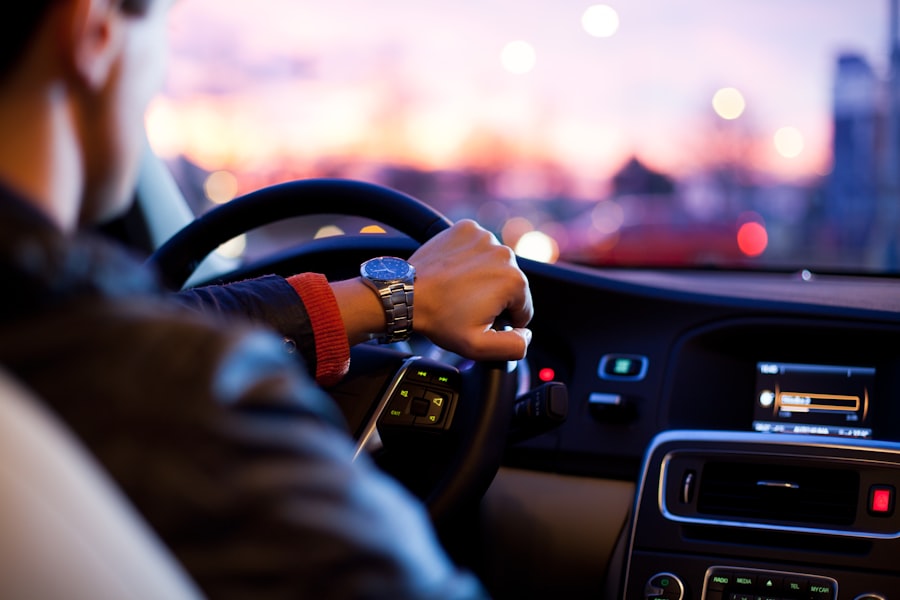 Motorista com as mãos no volante